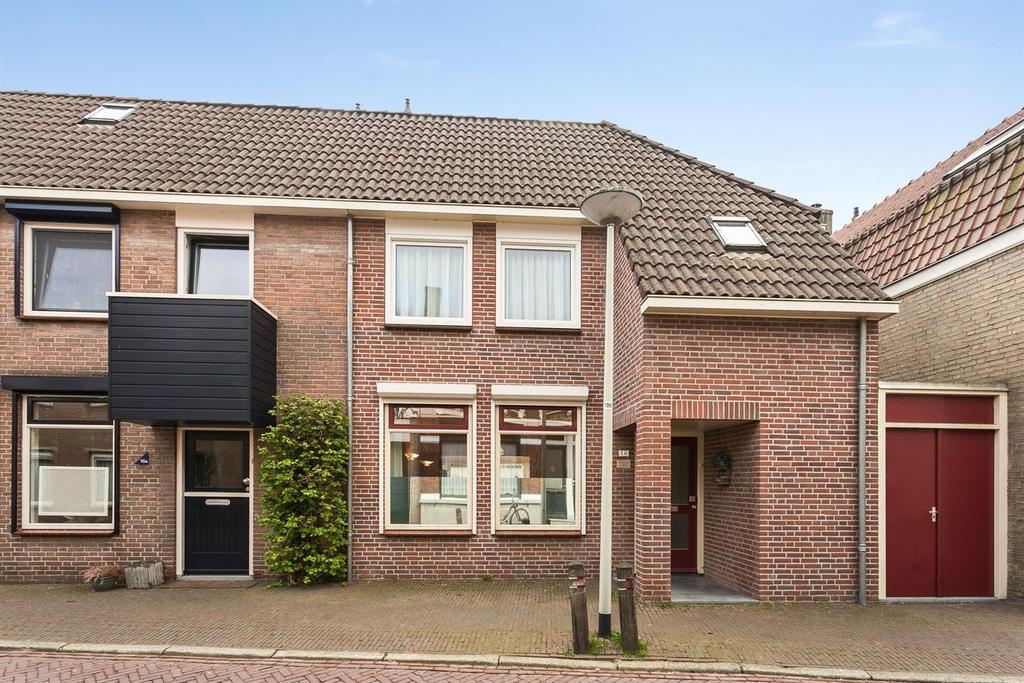 Adres : Roosendaalsestraat 16 te Wouw Object : Verrassend ruime hoekwoning met garage,