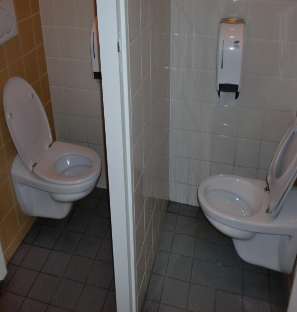 Als de ketting er niet hangt zijn de toiletten bezet en als je dan toch heel nodig moet, mag je het even aan de juffrouw vragen. De afspraak is dat iedereen gaat zitten tijdens het plassen.