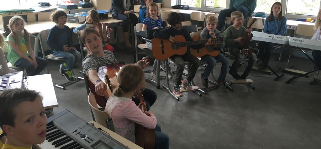 Band Jullie gaan een echte band vormen onder begeleiding van een muziekdocent. Het enige wat je hoeft te doen is je eigen instrument mee te nemen naar de workshop!