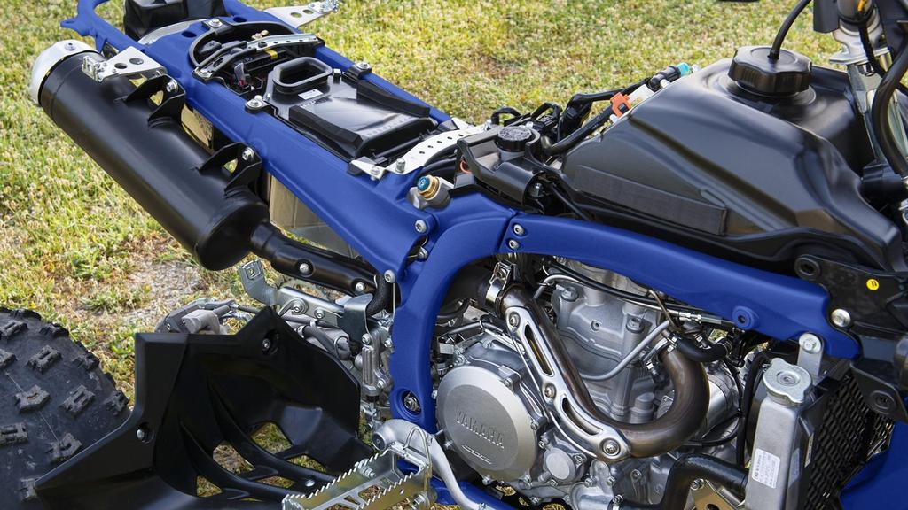 Motor met hoog vermogen met racetechnologie De vijfkleppen viertakt 450cc racemotor van de YFZ450R met een hogere compressieverhouding van 11,8:1 zorgt in combinatie met een
