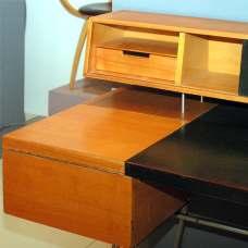Een prachtig meubel met een uitklapblad voor een typemachine en tal van