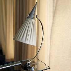 Een dergelijke lamp bestaat ook met een geplisseerde kap van Shantung zijde, no. 403a (niet in collectie).