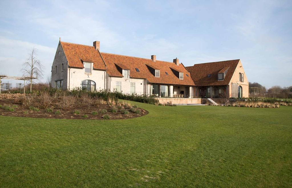 1 binnenkijken VLAAMS WONEN Authentieke charme IN HEDENDAAGS JASJE MOOI INGEKAPSELD IN HET GOLVENDE LANDSCHAP VAN DE VLAAMSE ARDENNEN IS DEZE AUTHENTIEKE HOEVE EEN ECHT PARELTJE.