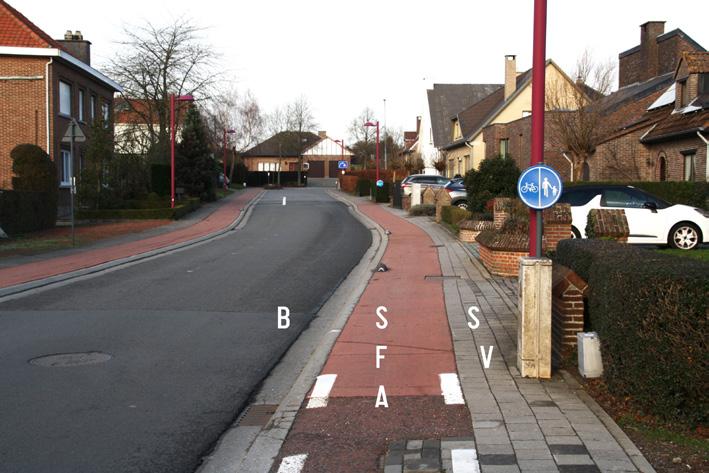 Je plaats op de weg 9 Foto met juiste codes Voetganger Fietser Bromfiets klasse A 4 Trottoir (rechts van de afscheiding). Fietspad (links van de afscheiding).