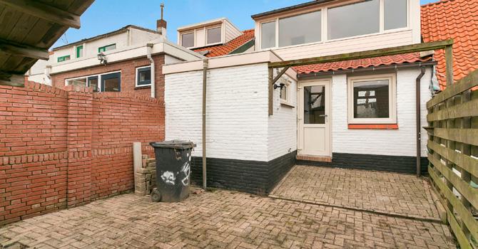 Gelegen in het centrum van Scherpenisse mag Leunis Makelaars u deze aantrekkelijk geprijsde tussenwoning met vrije achterom aanbieden.