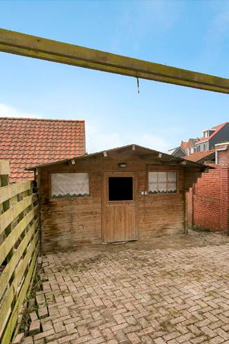 Slaapkamers Slaapkamer 1 bevindt zich aan de voorzijde van de woning en beschikt over een radiator en dakkapel. Het plafond is voorzien van gips en is gesausd. De wanden zijn gesausd.