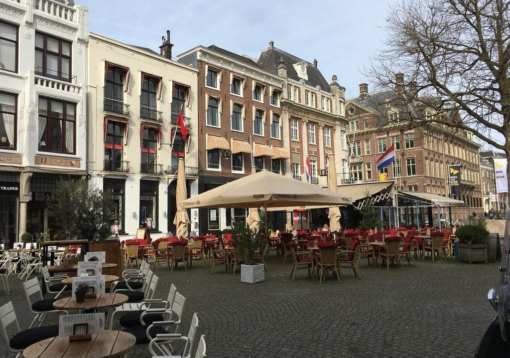 Omgevingsfactoren De winkellocatie de Plaats is gelegen recht tegenover de Hofvijver en het Binnenhof en maakt deel uit van de chique Haagse Paleispromenade.