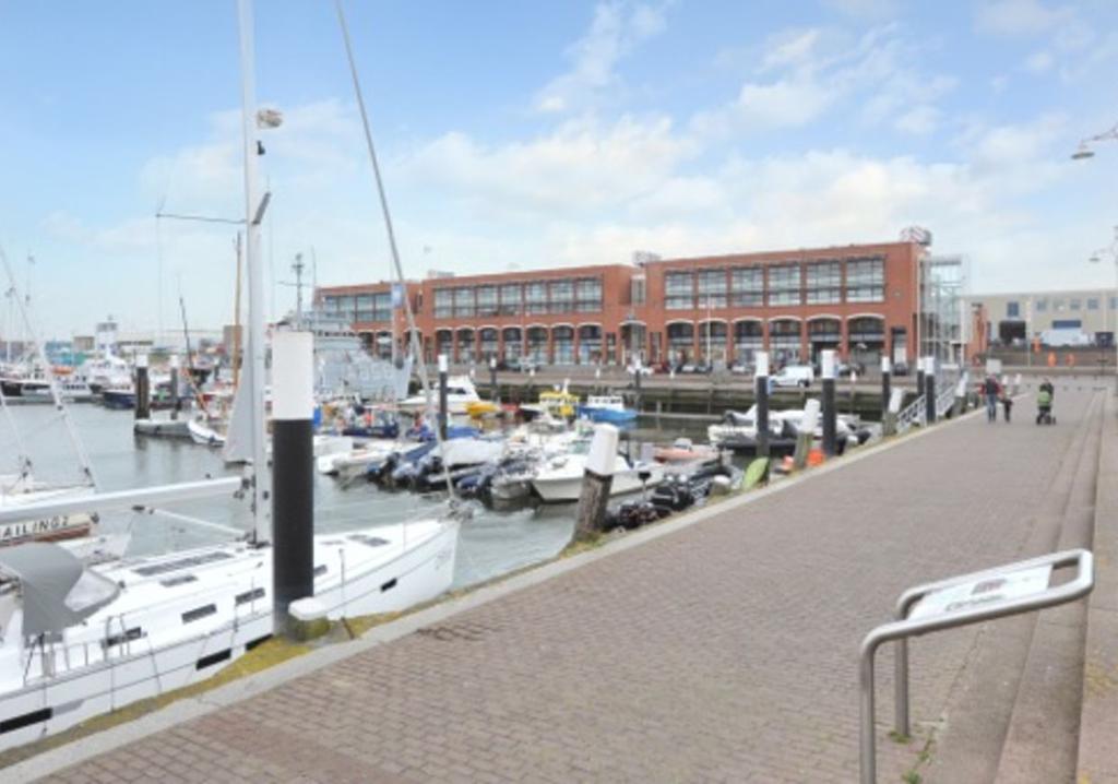 Omgevingsfactoren In de 2e binnenhaven op Scheveningen op loopafstand van het strand en de vele horecamogelijkheden op de kop van de haven is het fraaie kantorencomplex 'De 4-Master' gelegen.