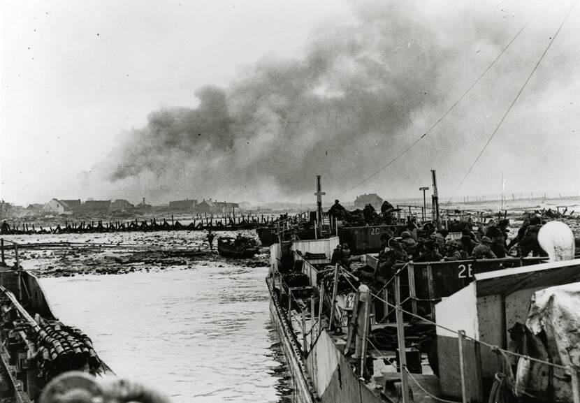 Britse militairen van 47 Royal Marine Commando, met in hun gelederen een Nederlands detachement, landen bij Westkapelle.