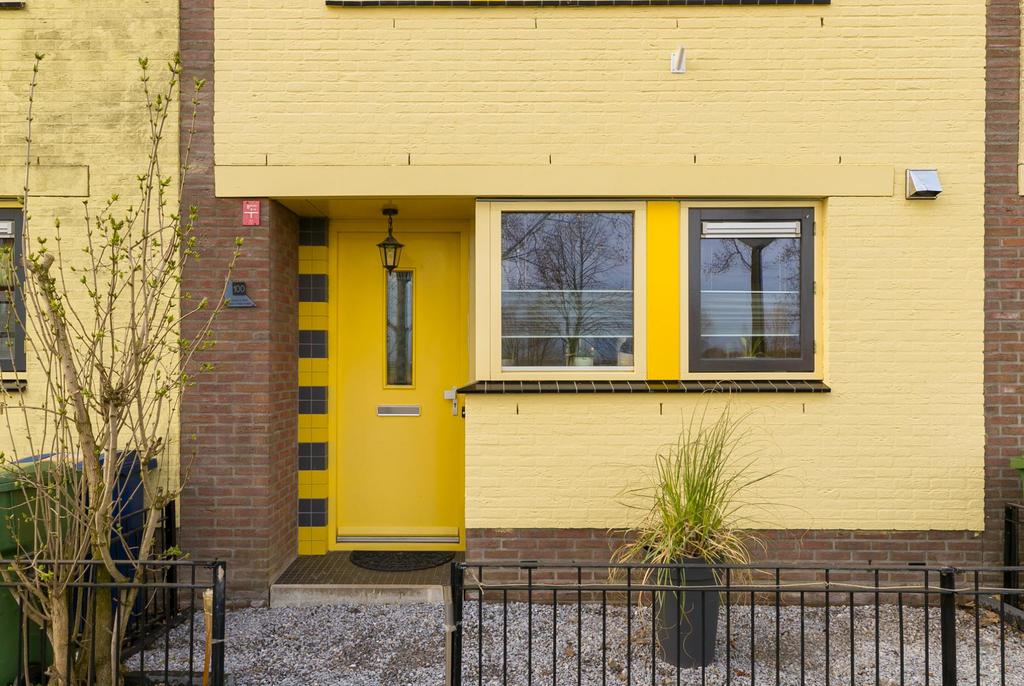 Over Pastelstraat 100 **Deze woning wordt aangeboden middels een vanafprijs (starting price)** Wonen met vrij uitzicht aan een prachtige brede straat in de Regenboogbuurt!