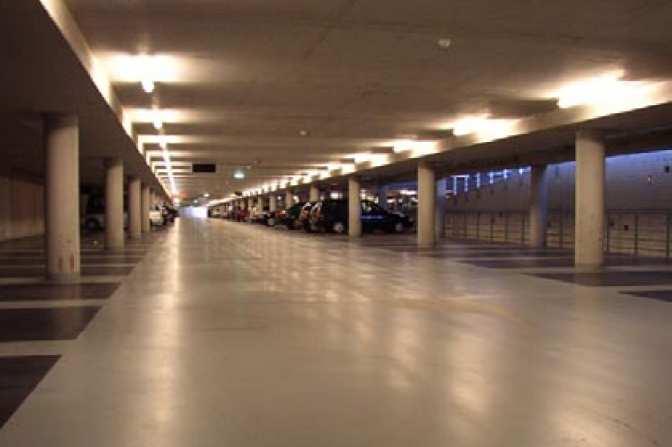 Gebouwkenmerken: Besloten parkeergarage Parkeergarage, 1 laag 54 m x 80 m hoogte 2,5 m Ondergronds Betonnen vloeren en wanden, ongeisoleerd Natuurlijke toevoer via inrit