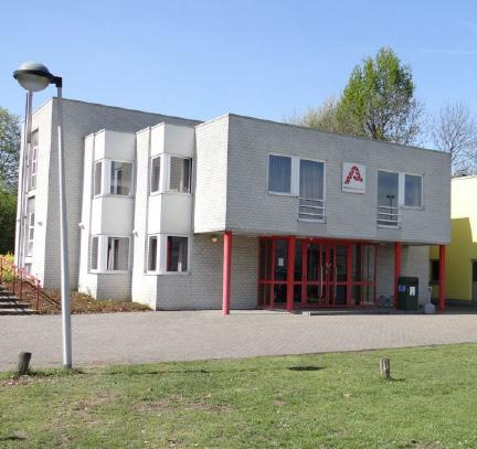 Het gebouw ligt in een prachtige groene omgeving.