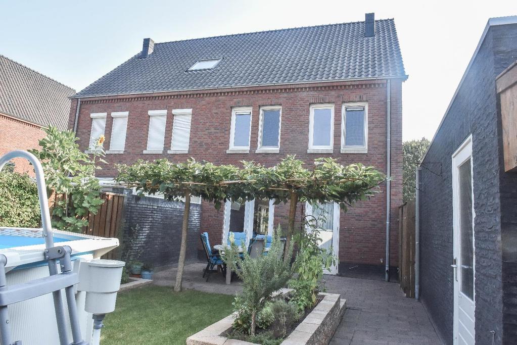 HIGHLIGHTS Prachtige eengezinswoning woning aan de rand van het centrum van Horst Bijliggende garage met een zeer ruime oprit Moderne keuken voorzien van diverse inbouw apparatuur Mooie badkamer, met