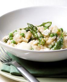 Risotto met groene asperges, erwten en geitenkaas Ingrediënten (8 pers) 1 bussel groene asperges 100 gr erwten 2 eetlepels boter 1 eetlepel olijfolie 1 ui 3 tenen knoflook 350 gr risottorijst 1 dl