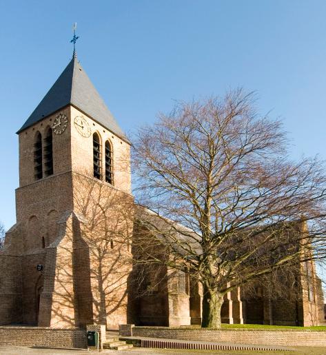 Even achter de huizen stond de kerk van het dorp op een kleine hoogte. De toren De Dorpskerk is het enige middeleeuwse monument van Spijkenisse. Het is ook het oudste stenen gebouw in Spijkenisse.