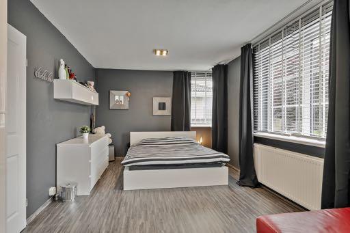 De overloop geeft toegang tot 3 slaapkamers en badkamer 2. Slaapkamer 2 (ca. 6,44 m. x 3,26 m.