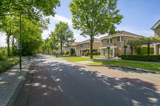 ALGEMEEN Luxe afgewerkt perfect onderhouden vrijstaand woonhuis, van alle gemakken voorzien.