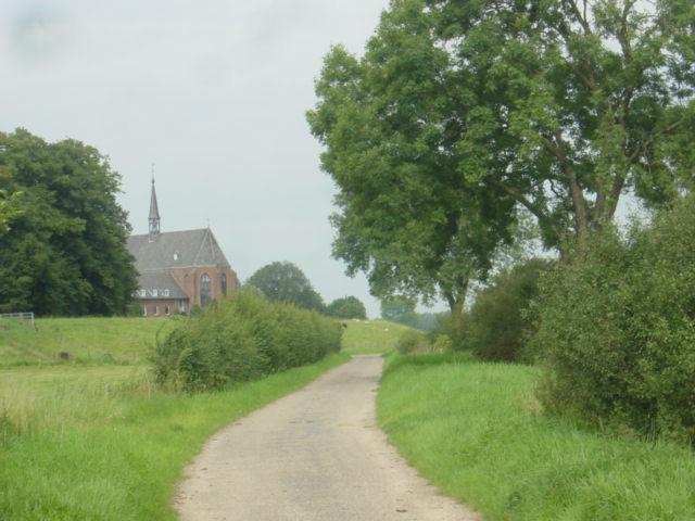 KORTE STRUIN 12 Mei 2017 Door Maasdal & Oeffeltse Meent Door Maasdal & Oeffeltse Meent Door: Frans Sijben - Nijmegen Een Brabantse weidewandeling: door de Oeffeltse Meent langs de Maas. Niet lang.