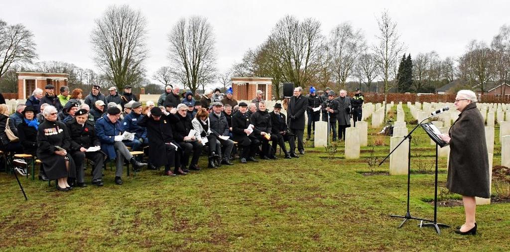 Door diverse aanwezigen werden kransen gelegd bij een aantal graven rond het graf van Flight Lieutenant Smalley.