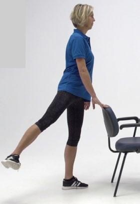 Oefening 6 Bilspieren: 1. Neem steun aan een muur, stoel of bed. 2.