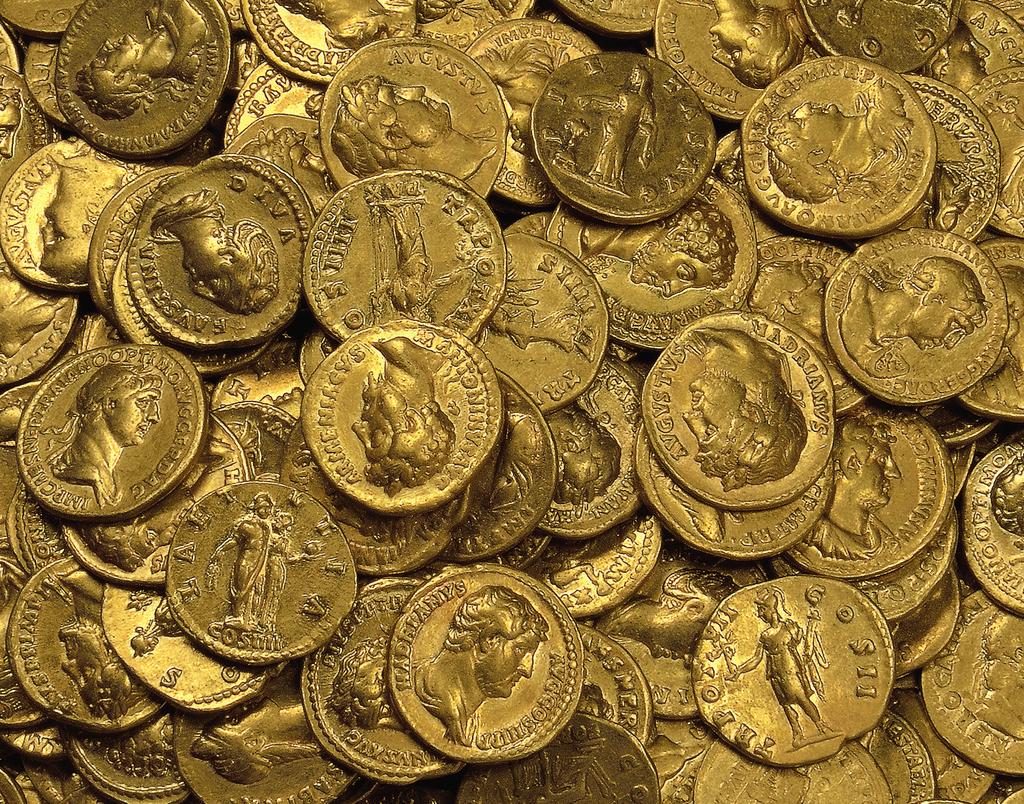 F Het geld van de Romeinen munten Ga nu de trap weer af. In het midden van de ruimte zie je een grote schat die in 1993 in Trier werd ontdekt.