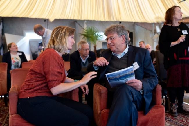 Afsluiting Noordzeeoverleg-voorzitter Jacques Wallage besluit de bijeenkomst met een overzicht van alle wensen, plannen, zorgen en ontwikkelingen waar het Noordzeeoverleg in de aanloop naar een