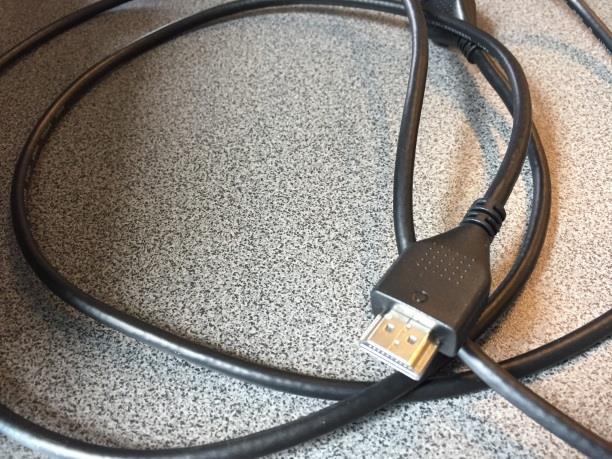 Stop de HDMI-kabel achter in de TV in de poort HDMI 2.