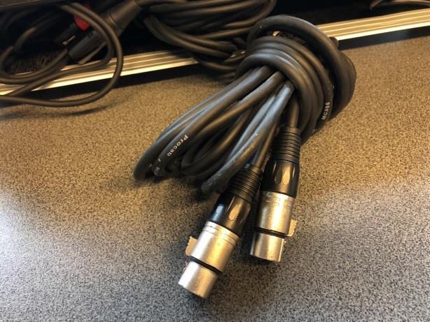 Dit zijn de pluggen waarop beide microfoons aangesloten worden.