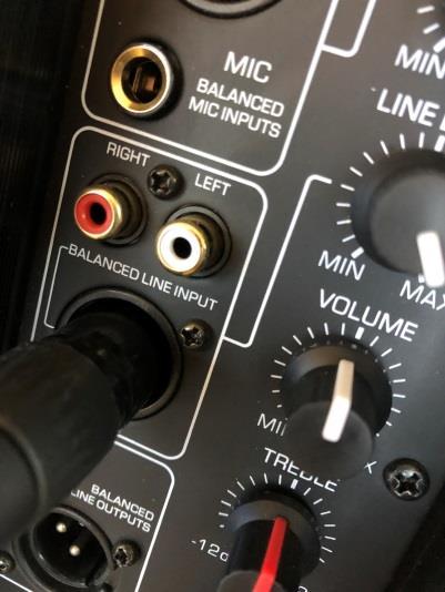 line input. Met de knop Level en Volume, rechts naast de ingang, regel je rechtstreeks de volume van iedere luidspreker.