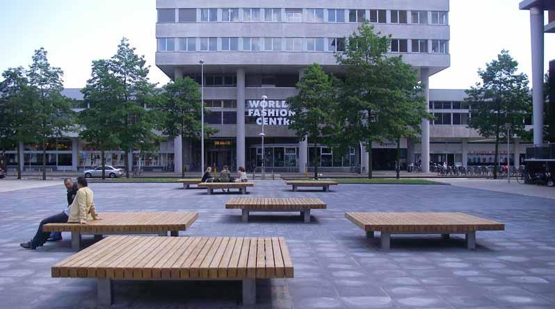 betonvoeten met adapter onder maaiveld. Podiumbanken op plint Podium PLANE, afm.