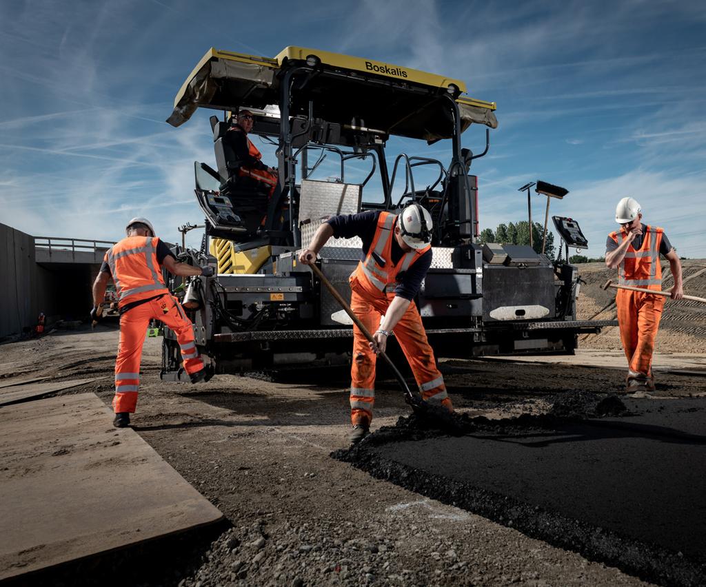 Het asfalteren van de weg. Asfalteren Tot en met oktober zijn er nog verschillende werkzaamheden op en rondom het knooppunt die voor hinder kunnen zorgen.