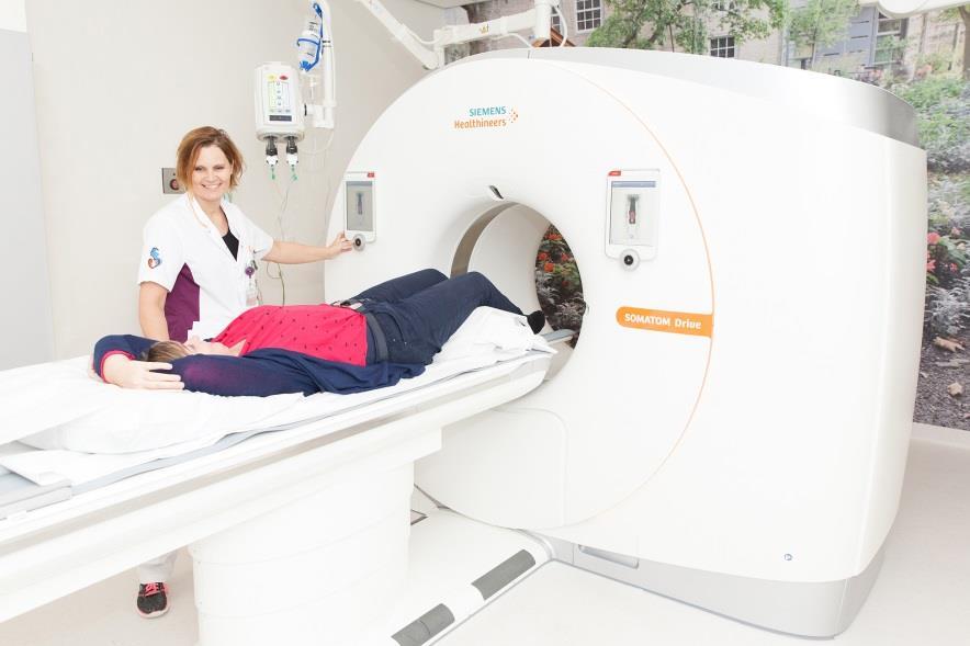 Afbeelding 1: De CT-kamer Het onderzoek In de CT-scan ligt u op een tafel. De laborant schuift u door de opening van het apparaat tot de plaats die moet worden onderzocht.