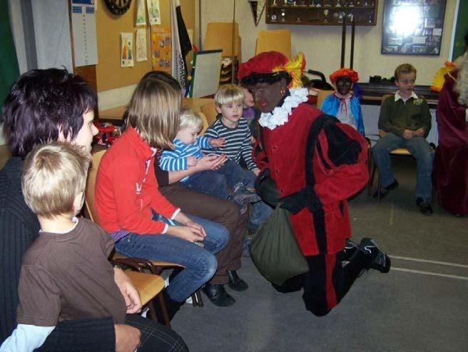 Pagina 6 Nadat er al veel liedjes voor Sinterklaas waren gezongen en Zwarte Piet bijna alle
