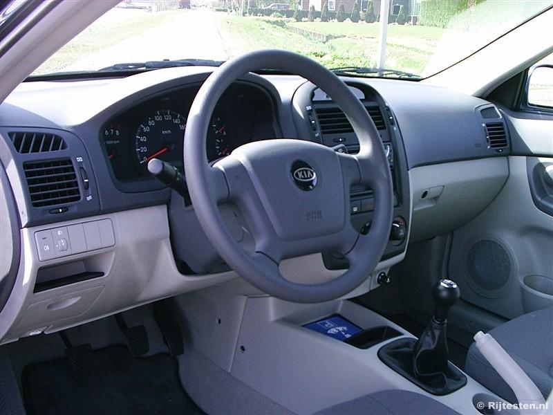 Het interieur Na eenvoudig in de auto te zijn gestapt door de ruime instap, valt gelijk de eenvoudige opzet van het interieur op.