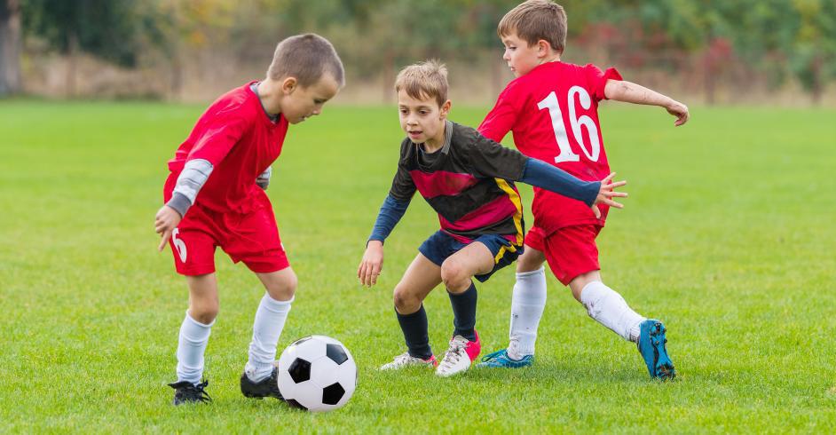 BEWEEGKRIEBELS KIES JE SPORT 1 T/M 4 JE GAAT IN EEN AANTAL WEKEN KENNISMAKEN ZES VERSCHILLENDE SPORTEN IN JOUW BUURT: GYM, JUDO, VOETBAL, TWIRL, KORFBAL EN DANSEN.