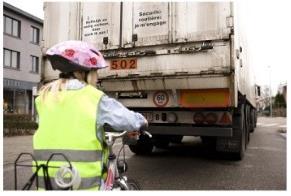 OEFENINGEN ACHTERAAN DE VRACHTWAGEN Verplaats je met de groep en ga ruim rechtsachter staan. Sta je daar veilig? Ja!