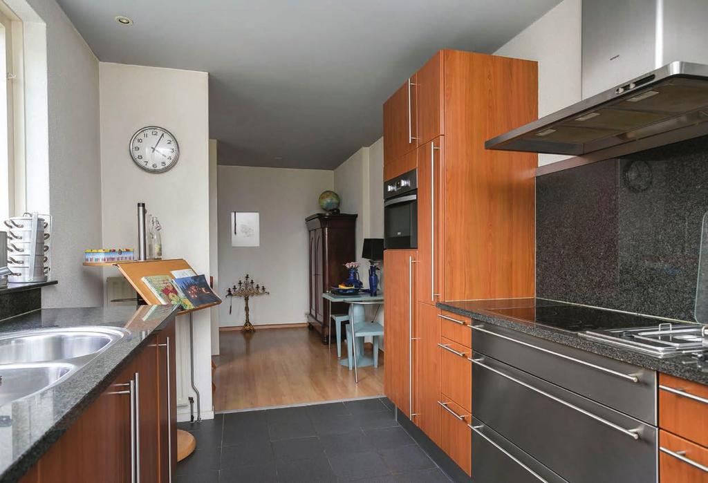 KEUKEN De keuken is aan de achterzijde van de woning in de aanbouw gesitueerd.