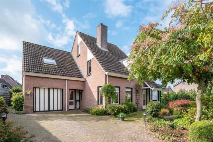 Joure Kûperij 1 Vraagprijs: Aanvaarding: in overleg 335.000,- k.k. Riante vrijstaande woning met garage en carport op een rustige woonstand gelegen, aan het einde van de straat.