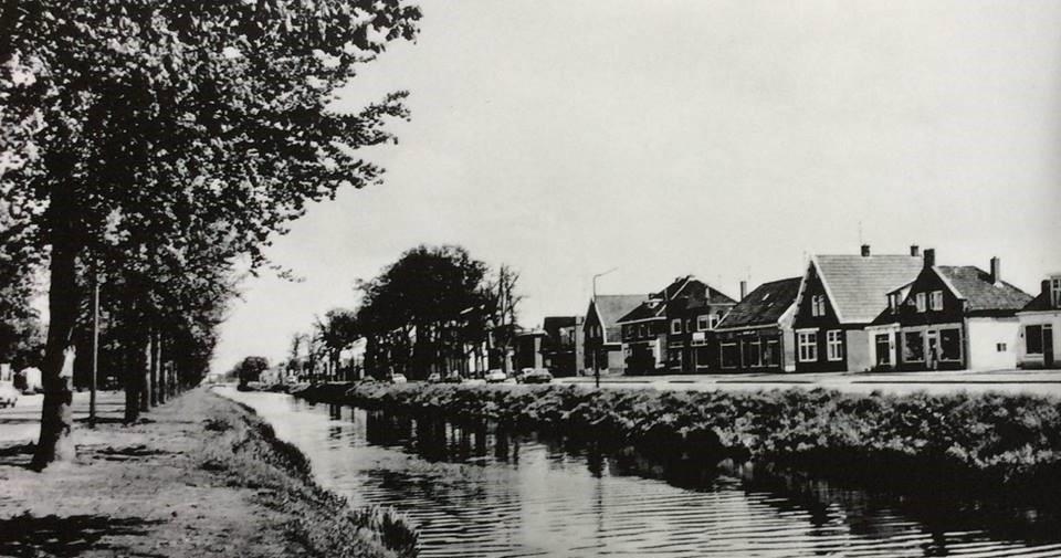 Zichtbaar zijn de panden van Luth, Buning, Pen, de Vries, Rotman (nr.