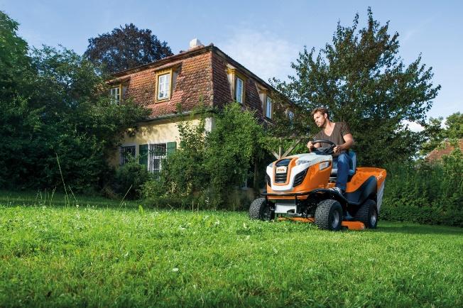 Mulchen in plaats van maaien Met een mulchkit kunnen STIHL zitmaaiers worden omgebouwd tot mulchmaaiers. Zo wordt het gras veel fijner versnipperd zodat het tot op de bodem valt en daar kan vergaan.