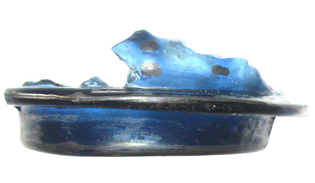 Van een blauw glas is een groot fragment van een zeventiende eeuwse deksel