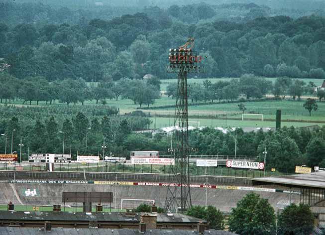 Zicht over Stadion Galgenwaard naar Maarschakerweerd, op de achtergrond Amelisweerd, omstreeks 1970 Recent aangelegde Rijksweg A27 tussen Maarschalkerweerd en Amelisweerd, met op de voorgrond de Bak