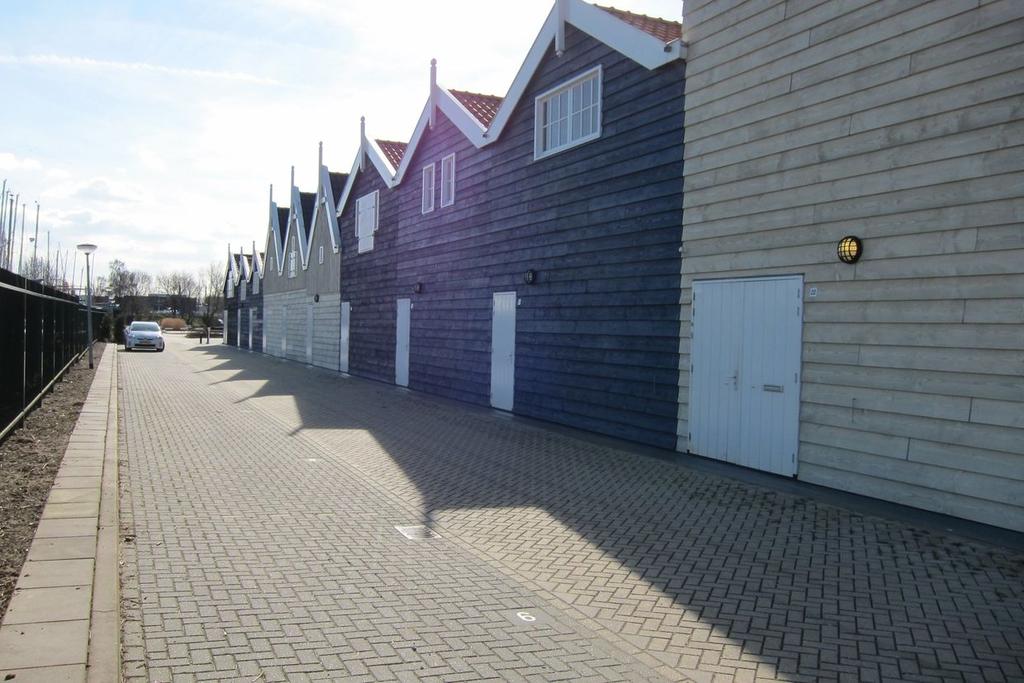 LOCATIE Het Nautisch Kwartier in Huizen is gesitueerd op de kop van de Oude Haven met directe uitvaart naar Gooimeer en beschikt over diverse horeca-gelegenheden, een hotel, boothuizen, woningen en