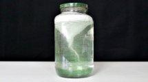 TORNADO IN EEN FLES Nodig - Plastic flessen met stevige dop - Water - Afwasmiddel - Gekleurde glitters Uitleg proefje Vul de plastic fles voor drie kwart met water.