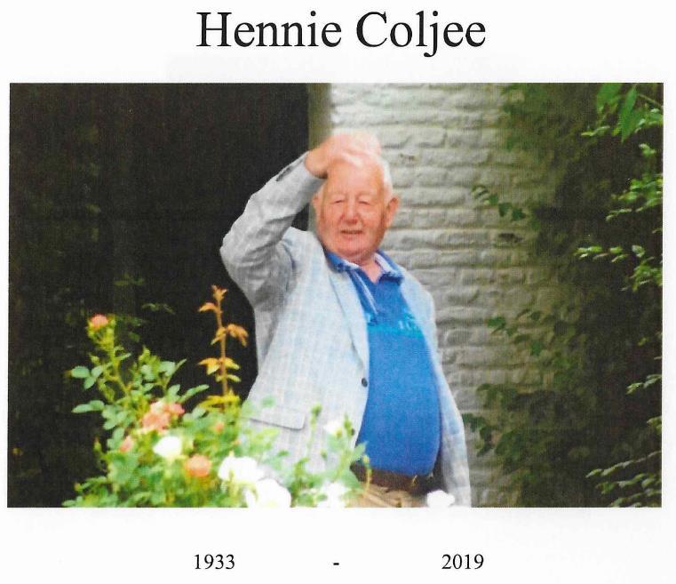 IN MEMORIAM Op 8 juni jl. is Hennie Coljee overleden. Hennie was een van de oudste leden die onze afdeling rijk was en niet weg te denken wanneer je ging trainen of deelnam aan een keuring bij PHDC D.