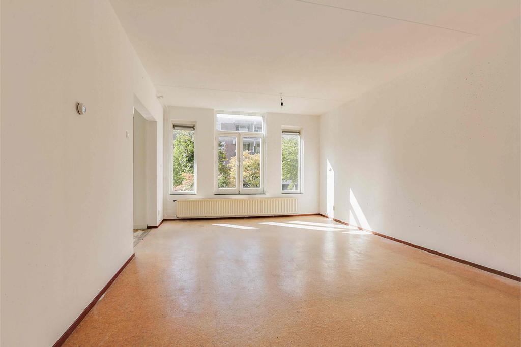 Over Assendelftstraat 67 Geweldig lichte en ruime 4-kamerwoning (ca. 87 m²) met heerlijk balkon op het zuidwesten van circa 5 m² en berging in de onderbouw.