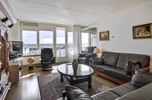 Licht en ruim opgezet appartement van 87 m2 met een royaal balkon van ruim 10 m2 met een panoramisch uitzicht over de Sloterplas!