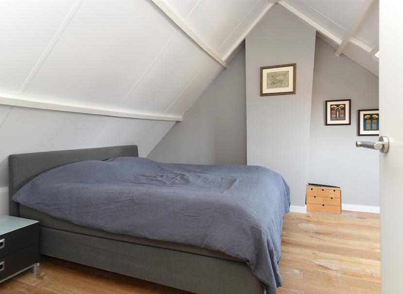 Aansluitend een ruime zolderkamer met een grote dakkapel (2018) die zorgt voor een optimale lichtinval en