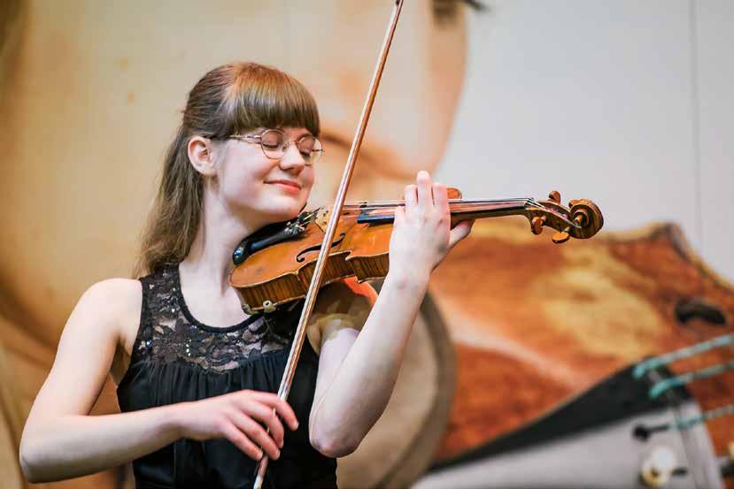 Fotograaf: Marjanka Fotografie Artiest: Michelle Brunt VIOOLPAKKET - 300 PER PERSOON Maak in 3 lessen kennis met het vioolspelen via de Suzukimethode!
