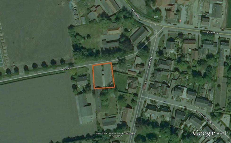 Op onderstaande luchtfoto is de ligging van de onderzoekslocatie met oranje omlijnd. De onderzoekslocatie grenst aan: de noordzijde aan de Bosstraat.